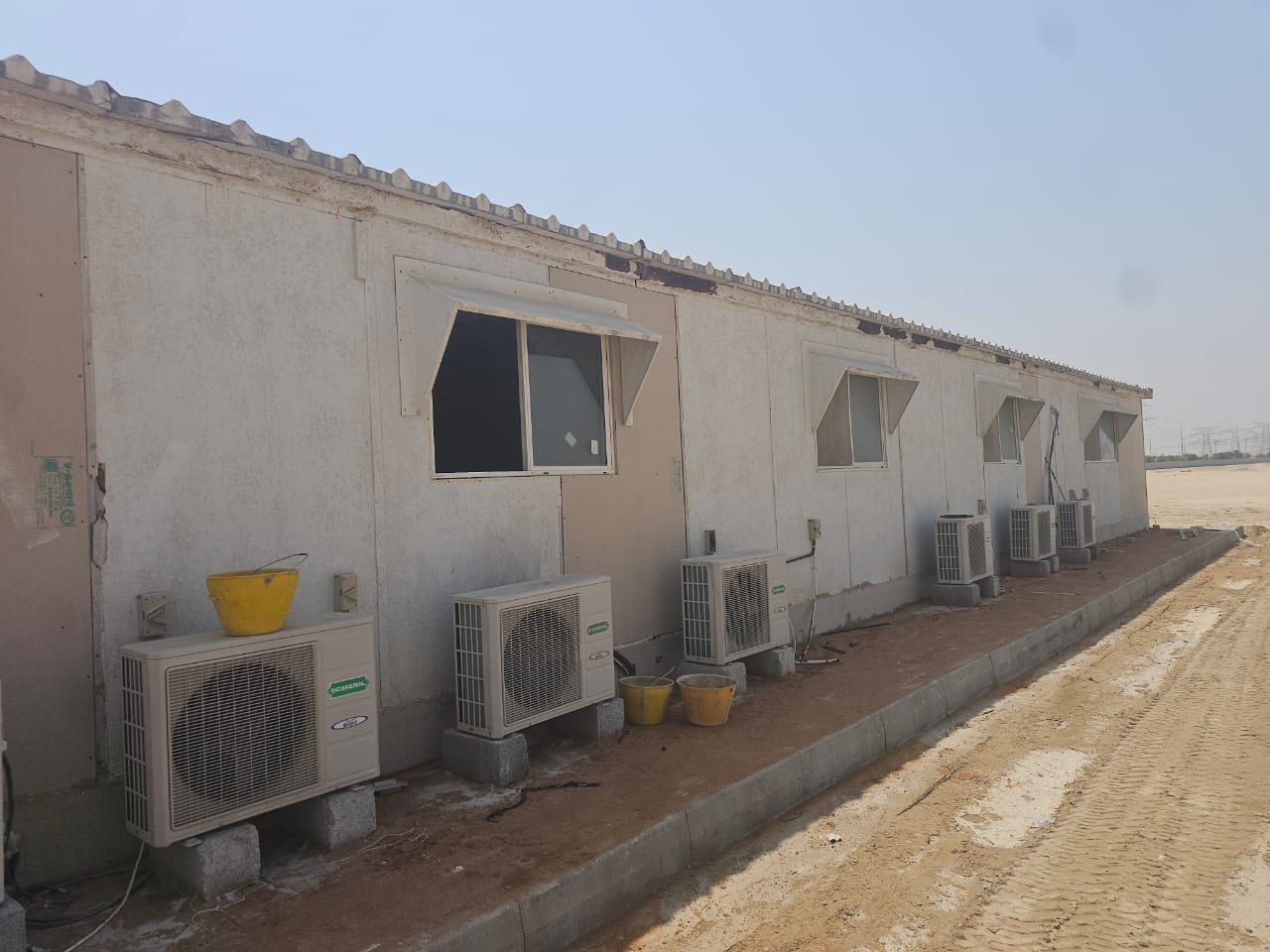Cabin and Shades Ensuring Quality Shifting Work at Dubai Villanova